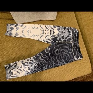 Lululemon black and white cropped leggings